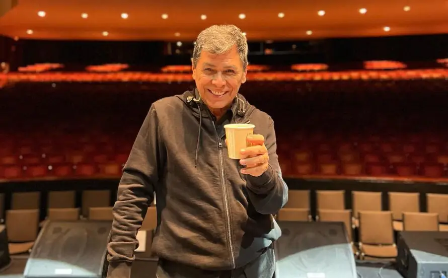 Álvaro Torres contó cómo se salvó de "morir cantando en bares en El Salvador"