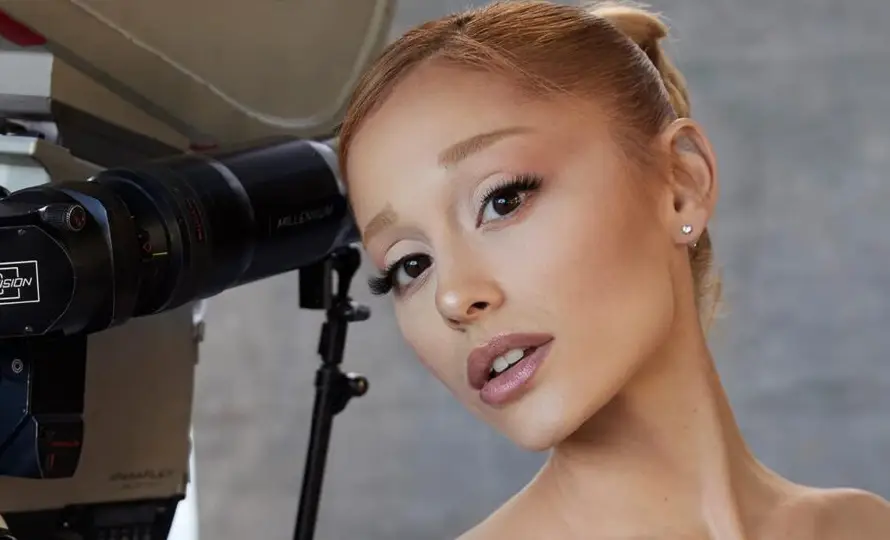 Ariana Grande canta su propia versión realista de "All I want for Christmas"
