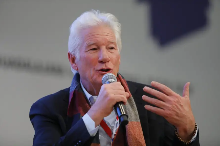 Richard Gere critica a Trump y advierte sobre líderes “del lado equivocado”
