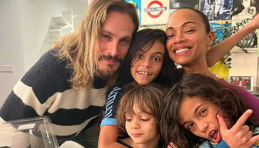 Zoe Saldaña y el marido perfecto al cuidado de sus hijos de generación Alfa