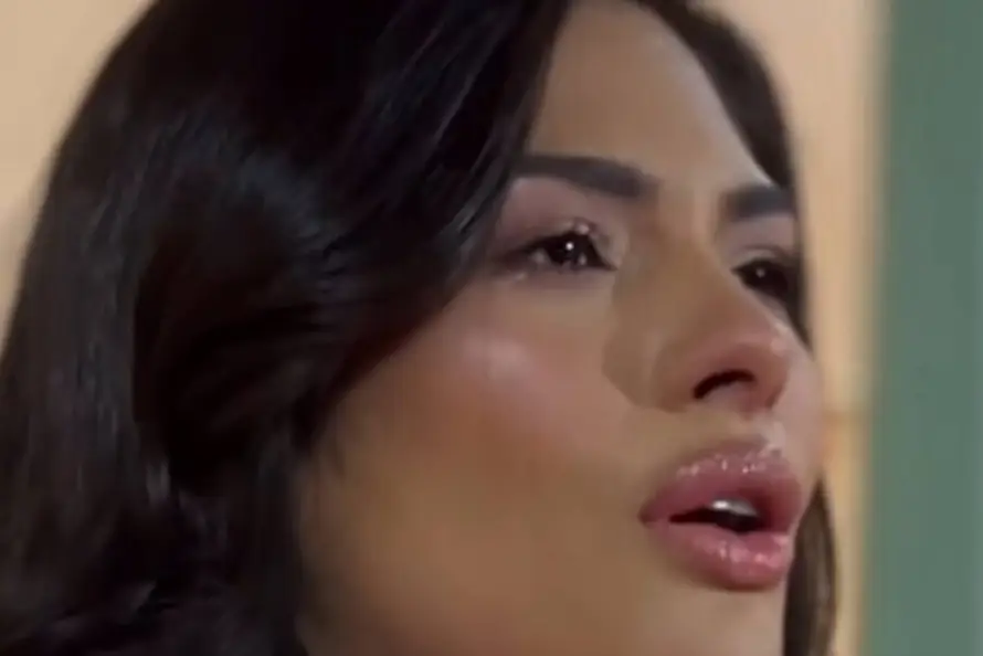 Sheynnis Palacios llora al cantar el Himno Nacional de Nicaragua en El Salvador
