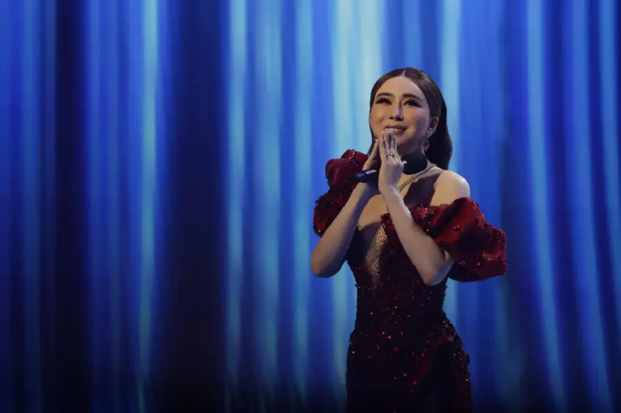 Tailandia congela los activos de la copropietaria de Miss Universo que sigue prófuga