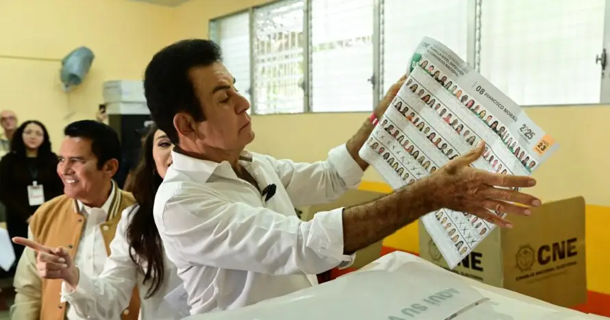 Salvador Nasralla denuncia "cambio de datos" en conteo de votos en Honduras 