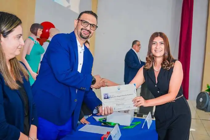 Santa Ana Centro gradúa a más de 300 personas en cursos de cosmetología, panadería, computación y otros