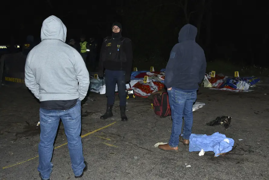 Guatemala decreta 3 días de luto por accidente de autobús en el que murieron 15 personas