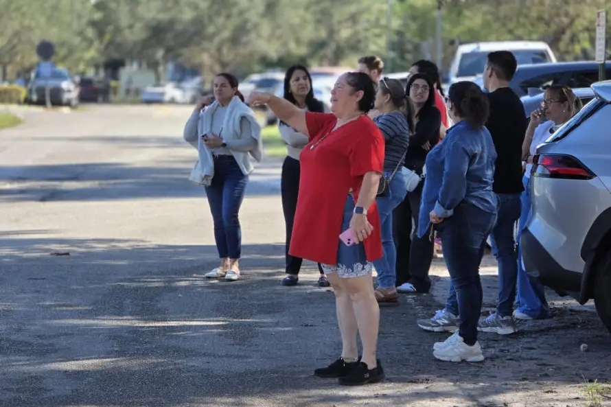 Activistas honran con una vigilia frente a un centro del ICE el Día del Migrante en EE.UU.