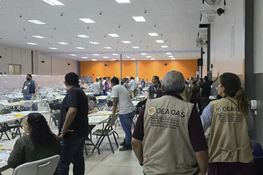 Escrutinio electoral en Honduras se paraliza por enfrentamientos en centro logístico