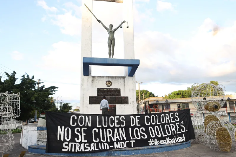 Protestan contra "despidos arbitrarios" de trabajadores de la Salud frente al monumento a la Constitución