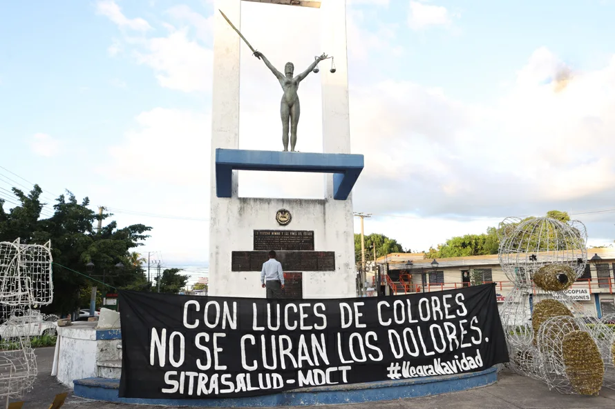 Protestan contra "despidos arbitrarios" de trabajadores de la Salud frente al monumento a la Constitución