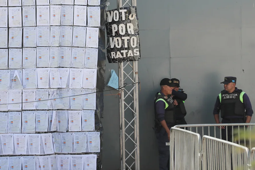 Escrutinio en los niveles de alcaldías y diputados marcha contra reloj en Honduras