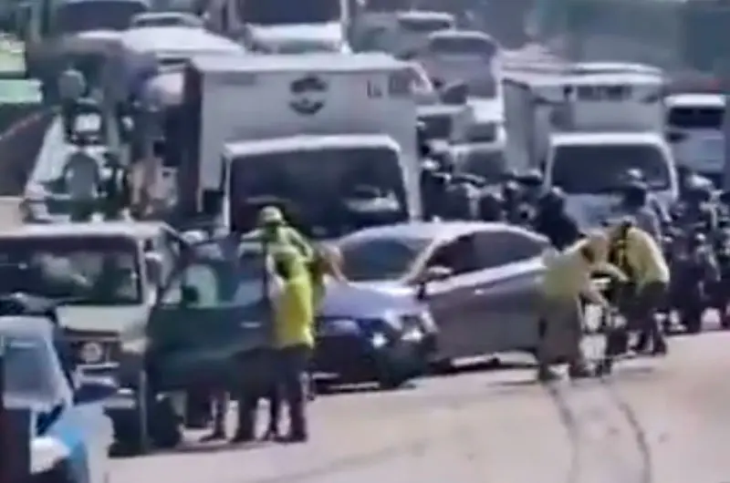 Múltiple accidente ocasiona fuerte carga vehicular en Los Chorros