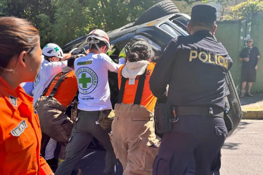 Accidente en la colonia Escalón deja dos españoles lesionados tras volcamiento de camioneta