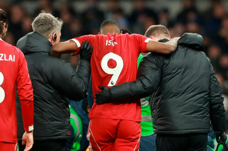 Isak, delantero sueco del Liverpool, operado de fractura de peroné