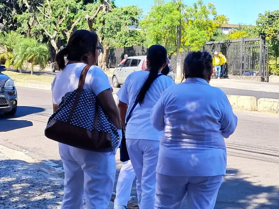 Organizaciones universitarias exigen reinstalo de despedidos del Hospital Rosales e ISSS, y frenar campaña en su contra