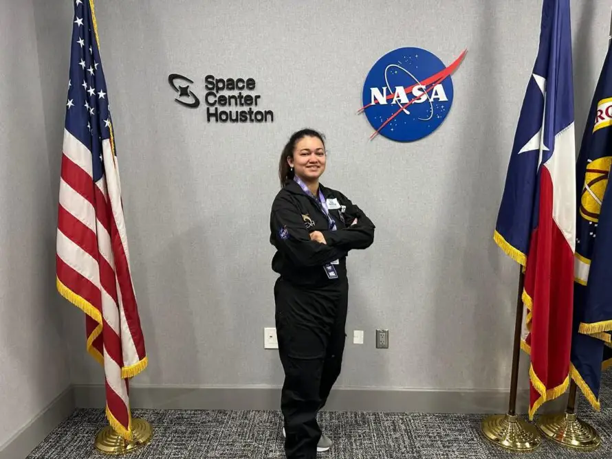 “Los sueños se pueden lograr media vez se empiecen a soñar, el límite ya no es el cielo”: estudiante de la UES reconocida en programa de la NASA