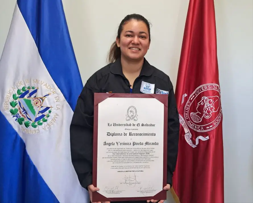 UES entrega reconocimiento a estudiante de ingeniería por su participación en prestigioso programa de la NASA
