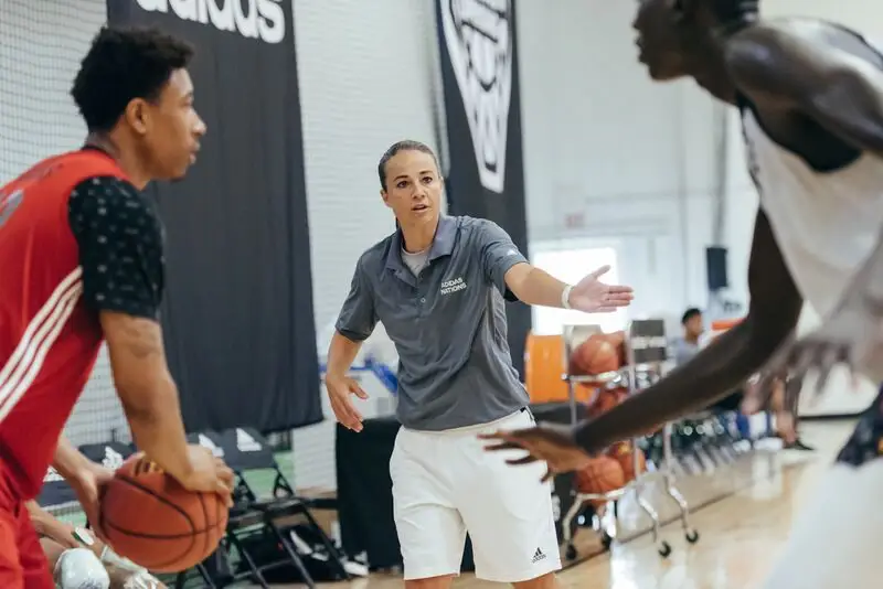 Se cumplen cinco años del debut de Becky Hammon, única mujer en dirigir un partido de la NBA
