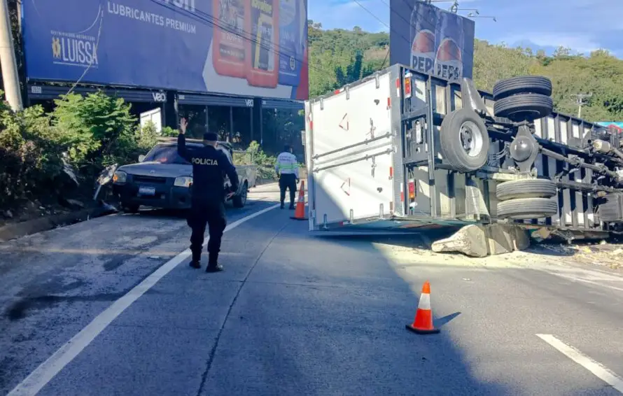 Camión volcó en la Curva El Papaturro, en la carretera al Puerto de La Libertad