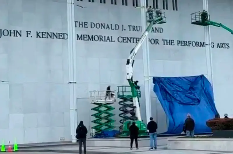 Centro Kennedy de las Artes añade nombre de Trump a su fachada tras polémico rebautizo