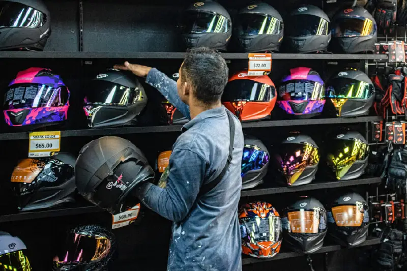 Sugieren a motociclistas cambiar casco después de un accidente