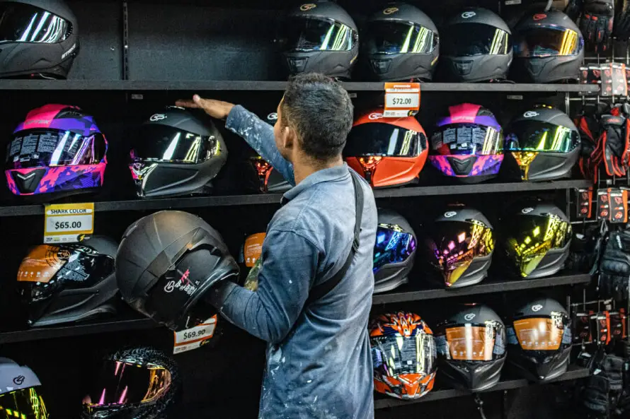 Sugieren a motociclistas cambiar casco después de un accidente