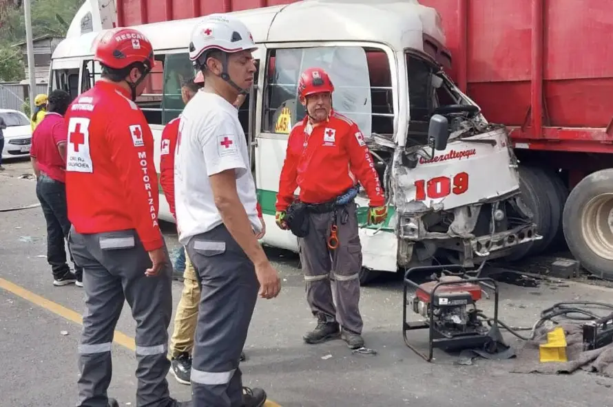 Hombre queda atrapado en microbús de la ruta 109 tras impactar contra una rastra