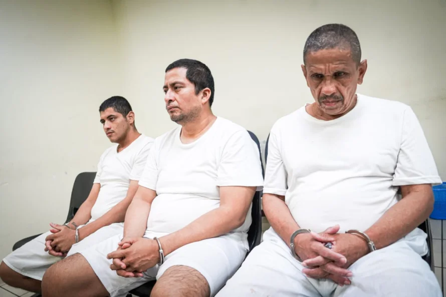 Condenan a 25 años de prisión a 3 hombres que asesinaron a una persona a puñaladas en Soyapango