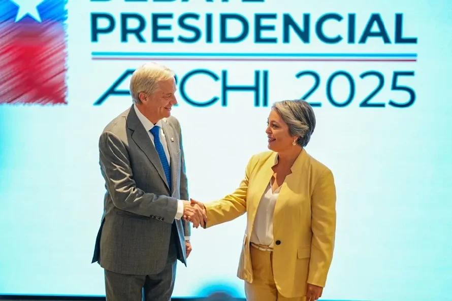 Candidatos chilenos Jara y Kast protagonizan fuerte cruce en debate presidencial previo a segunda vuelta