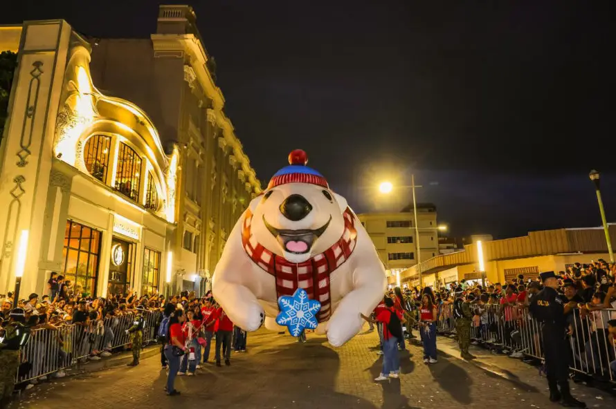Más de 300,000 personas asistieron al desfile de globos gigantes del centro histórico de San Salvador