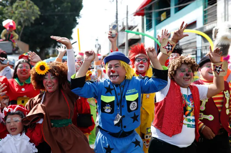 Con música y risas, payasos salvadoreños celebran su día