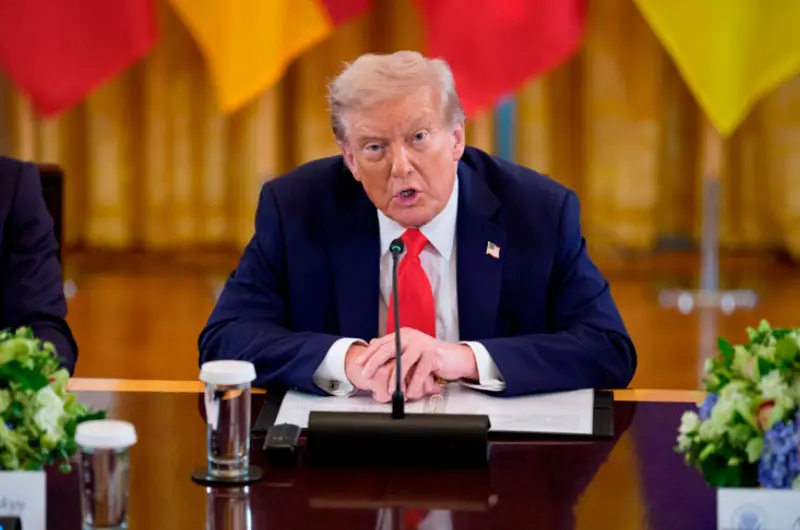 Trump dice que un helicóptero de EE.UU fue alcanzado en el ataque contra Venezuela pero pudo regresar
