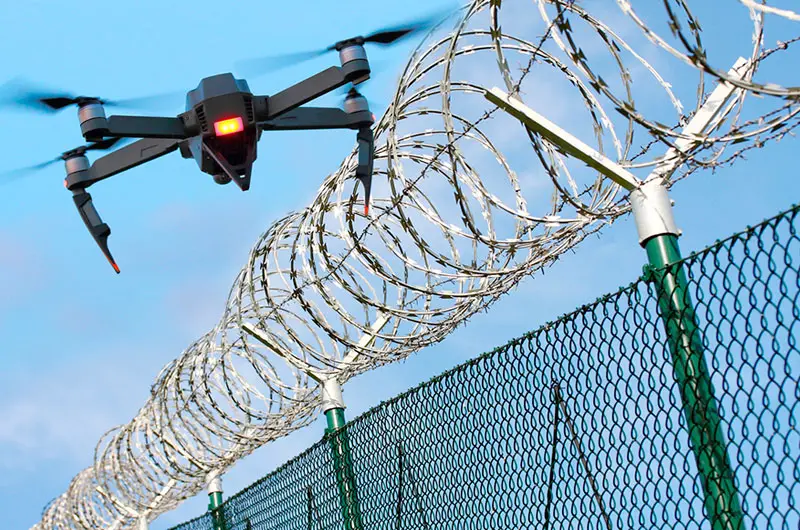 Decenas de drones llevan celulares y drogas a las cárceles de Panamá, afirma la policía