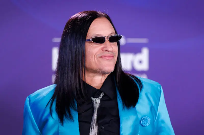 Elvis Crespo anuncia lanzamiento de una versión especial de su último álbum "Poeta Herío"