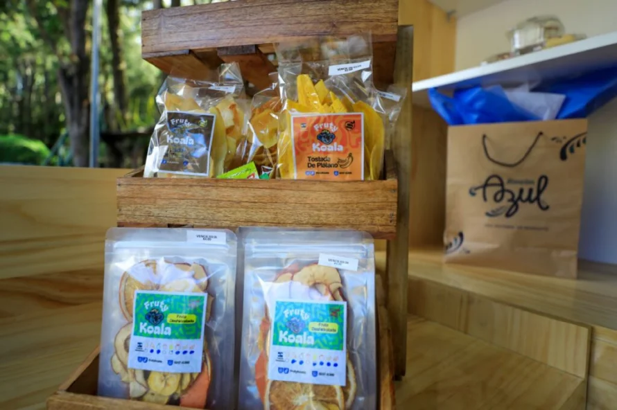 Ocho salvadoreños retornados abren una tienda de artesanías en el Cerro Verde