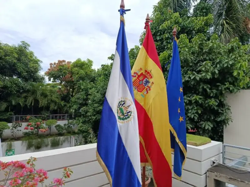 Peticiones de salvadoreños para obtener refugio en España bajaron 67 % durante 2025