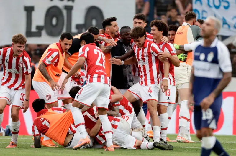 Estudiantes gana el clásico Platense y luchará por el título con Racing Club