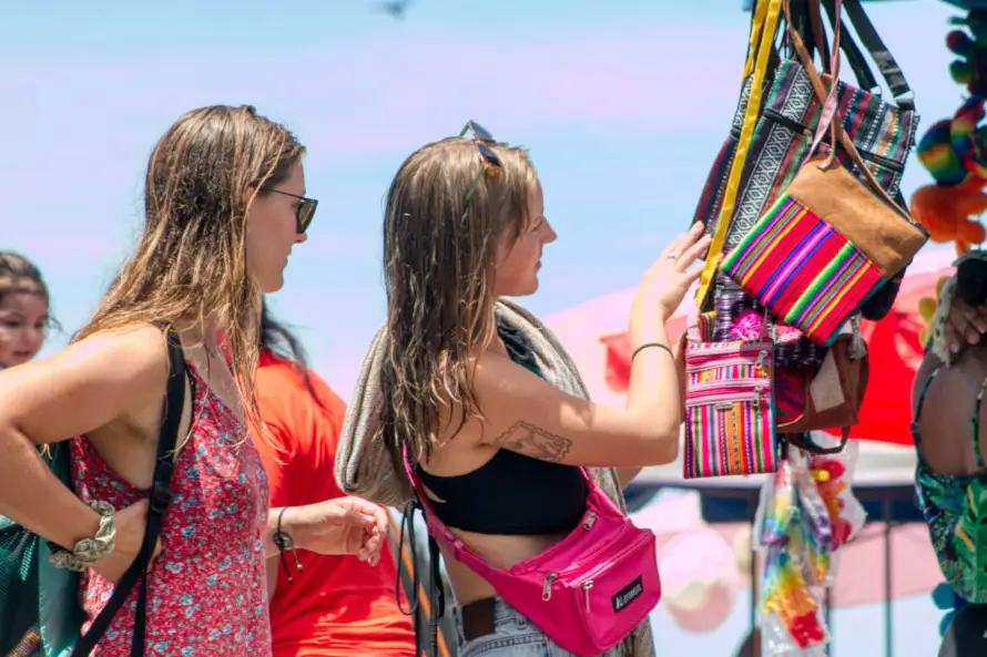 Mitur prevé que turismo internacional genere $3,500 millones a la economía salvadoreña en 2025