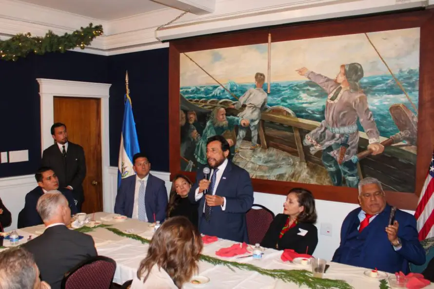 Ulloa invita a salvadoreños en EEUU a apostar por El Salvador