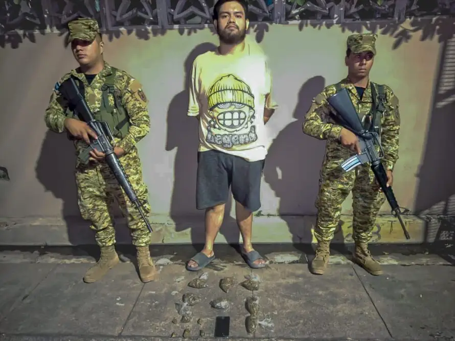 Arrestan a hombre con siete porciones de marihuana en Apopa
