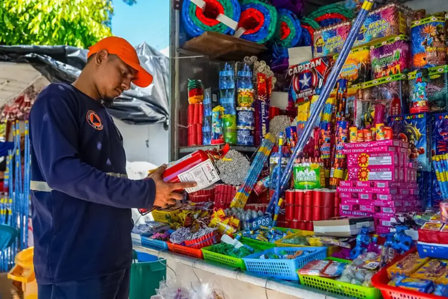 Alcaldía de San Salvador Centro inspecciona 17 puntos de venta de pólvora para “garantizar” la seguridad de los compradores