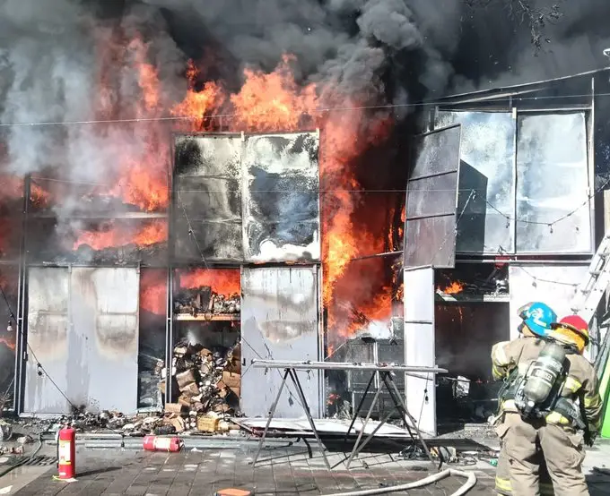 Imágenes: se incendian bodegas ubicadas en Paseo General Escalón