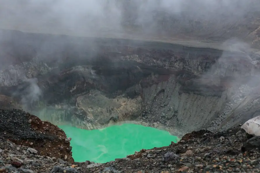 Medio Ambiente limita a cinco minutos la permanencia en el cráter del volcán de Santa Ana por fuertes vientos