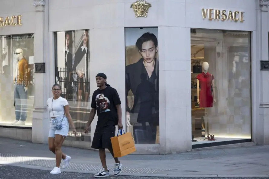 Prada completa la compra de Versace por mil 375 millones de dólares