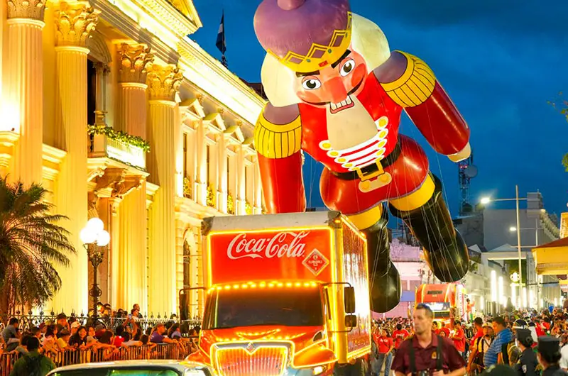 La magia de la Navidad invade el Centro Histórico con el desfile de globos gigantes
