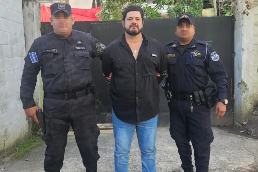 PNC detiene a hombre por disparar un arma de fuego y amenazar a una persona en La Libertad