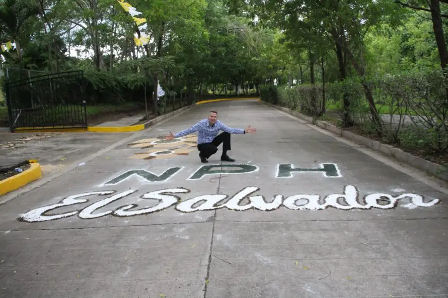 El nuevo obispo de Nueva York trabajó cinco años como misionero en El Salvador