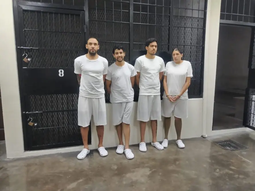 Dictan prisión provisional a un mexicano y tres venezolanos acusados de intentar abrir cajeros automáticos para extraer dinero