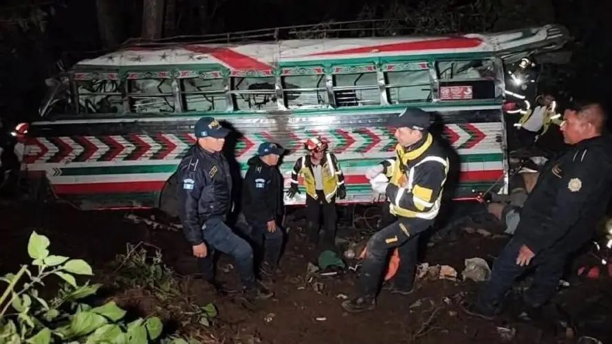 Suman 25 muertos al caer un autobús con estudiantes por un precipicio en Cabo Verde
