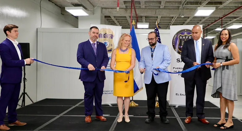 Embajada de EEUU inaugura renovada sala para salvadoreños deportados en el Aeropuerto de El Salvador