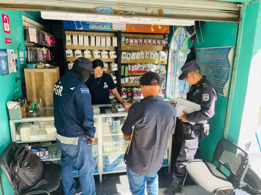 Allanan 20 negocios en Chalatenango por venta de dispositivos electrónicos robados